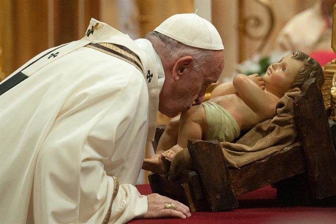 December 24, 2019 - Vatican: Pope Francis kisses a statue of Baby Jesus as he celebrates Christmas Eve Mass in St. Peter's Basilica at the Vatican. (Massimigliano Migliorato /CPP / Contacto)