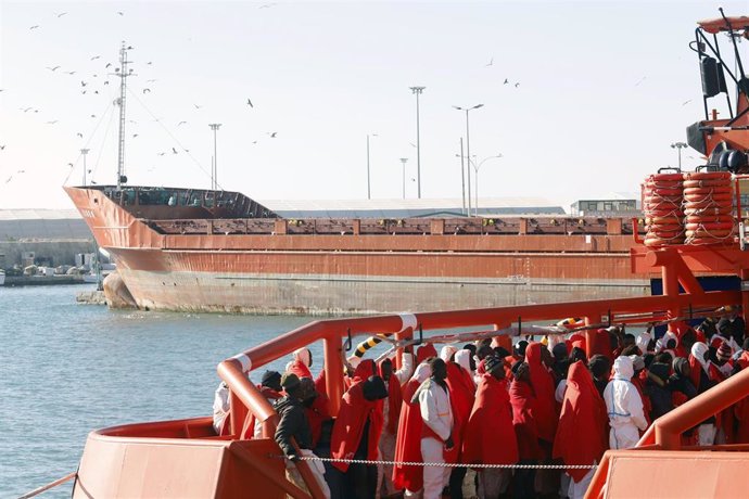 Inmigrantes a bordo del buque SAR Mastelero en el puerto de Málaga
