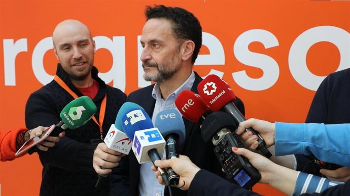 El portavoz adjunto del Grupo Parlamentario Ciudadanos (GPCs), Edmundo Bal, hace declaraciones a los periodistas