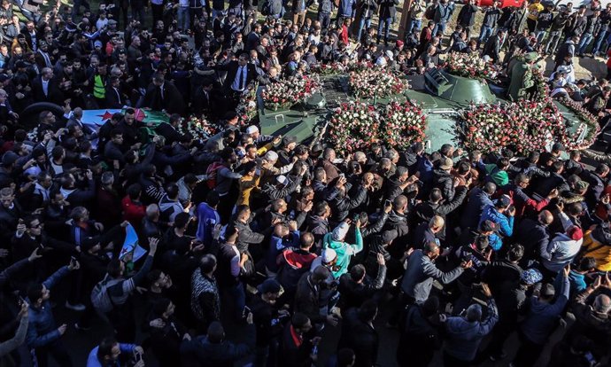 Miles de argelinos despiden al general Ahmed Gaed Salá, jefe del Ejército de Argelia, en una procesión fúnebre en Argel