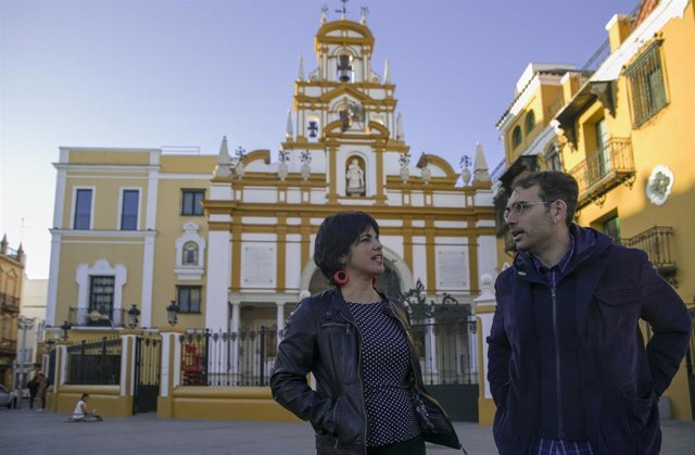 La coordinadora general de Podemos Andalucía y presidenta del grupo parlamentario de Adelante Andalucía, Teresa Rodríguez (c), y el coordinador general de IU Andalucía y portavoz de la confluencia, Toni Valero (d), 