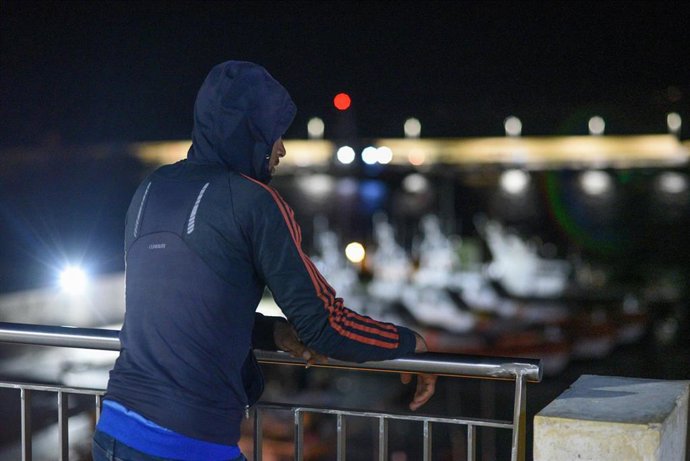 Inmigrante tunecino en el puerto italiano de Lampedusa  