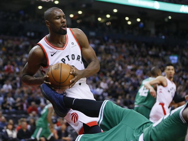 Ibaka arrolla a un jugador de los Celtics