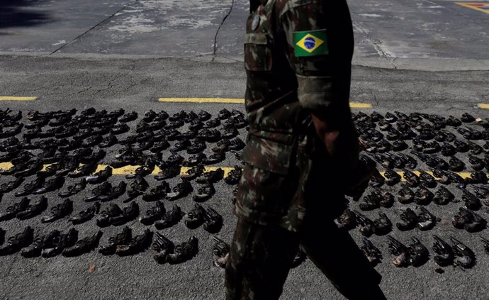 Un soldado brasileño camina junto a las armas incautadas a organizaciones criminales (Imagen de archivo)