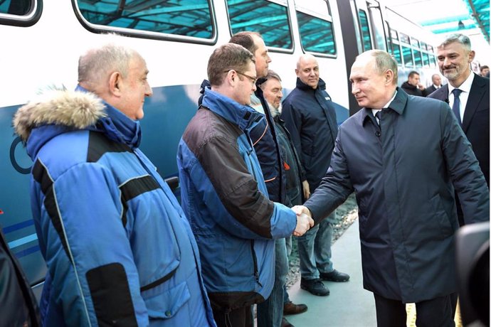 El presidente de Rusia, Vladimir Putin, inaugura una línea de tren a Crimea