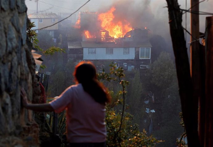 AMP.- Chile.- Un incendio en la ciudad chilena de Valparaíso destruye decenas de viviendas
