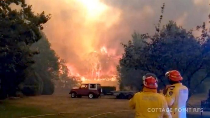 Bomberos en un incendio forestal en Bilpin, Nueva Gales del Sur, Australia.