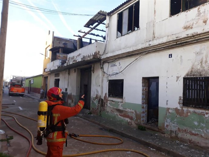 Incendio en una nave abadonada en Manises