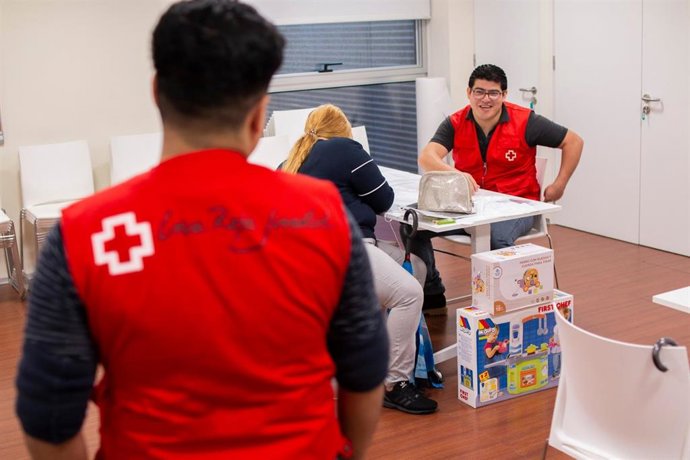 Voluntarios de Cruz Roja en el marco de la campaña 'Sus derehos en juego'