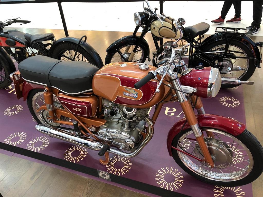 Exposicion De Motos Antiguas Y Espectaculo De Acrobacias En Vallsur Para Celebrar Pinguinos 2020