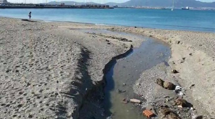Vertido de aguas residuales en playa de Poniente en La Línea