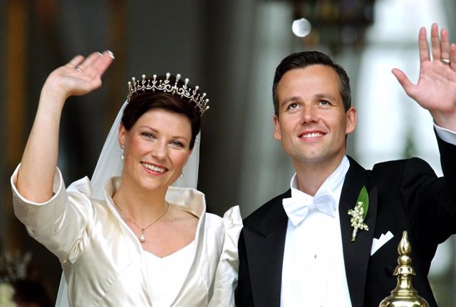 El suicidio de Ari Behn, padre de las nietas de los Reyes de Noruega, conmociona al mundo
