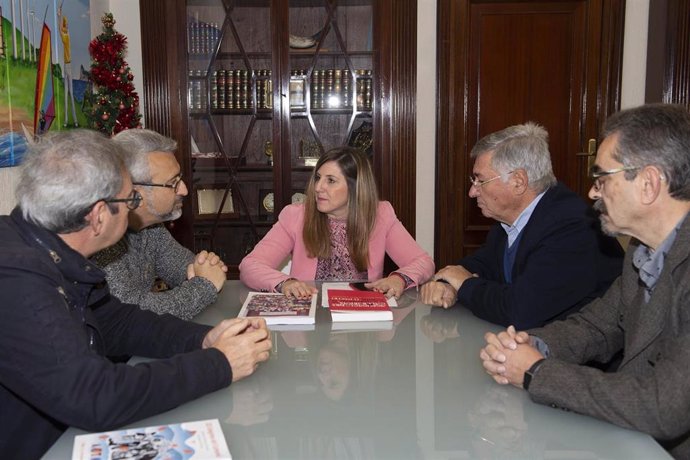 La presidenta de Diputación, Irene García, en una reunión con los representantes del Aula de Cultura del Carnaval de Cádiz