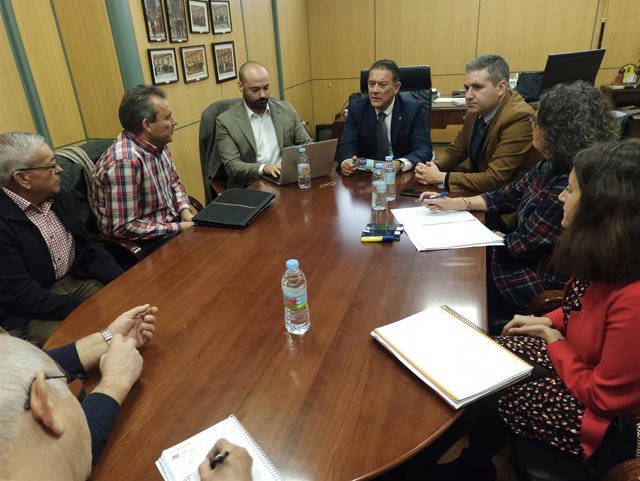 El director general de Personas Mayores y Pensiones no contributivas, Daniel Salvatierra, en una reunión con el alcalde de Linares, Raúl Caro, y representantes de la Plataforma de Linares en Defensa del Sistema Público de Pensiones