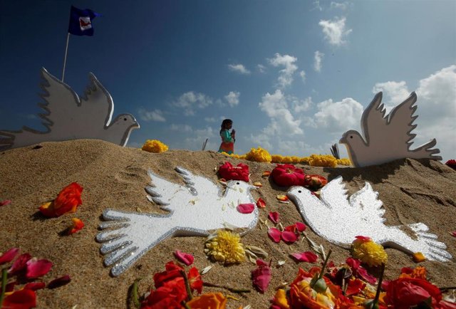 Indonesia, Thailand and India pay tribute to the more than 230,000 dead left by the tsunami fifteen years ago Una niña reza en la ceremonia de homenaje a las víctimas del tsunami en Chennai
