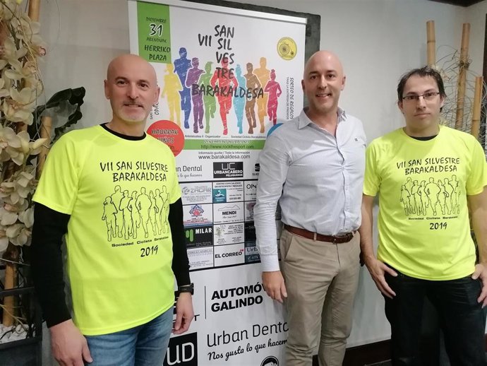 Presentación de la San Silvestre de Barakaldo, con el concejal Iñigo Asensio y representantes de la Sociedad Ciclista Barakaldesa.