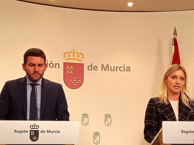El consejero de Agricultura y Medio Ambiente, Antonio Luengo y la portavoz del Ejecutivo Ana Martínez Vidal