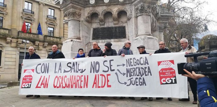 Concentración de CGT en el Paseo Sarasate de Pamplona