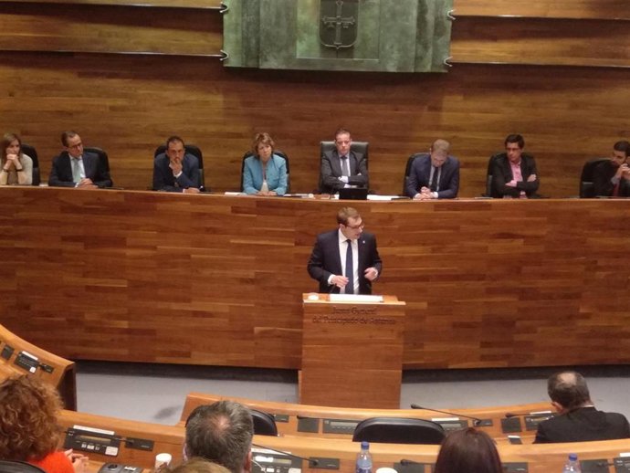 El diputado de Foro, Adrián Pumares, durante el debate de elección del Presidente en la Junta General.