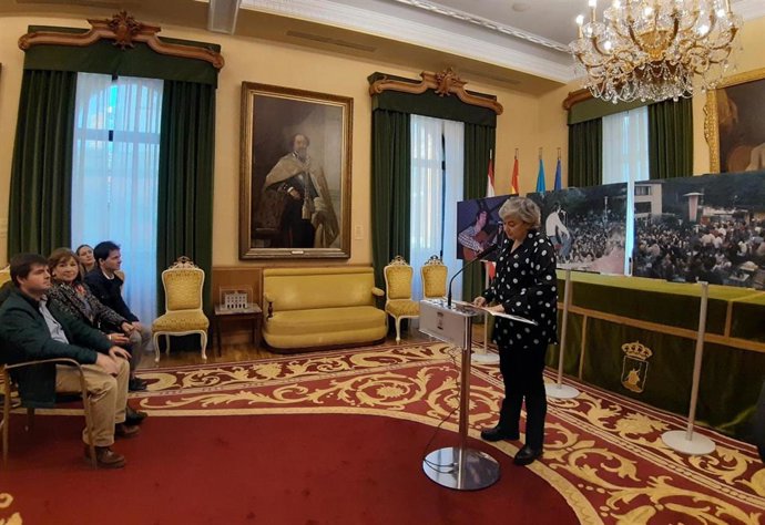 La alcaldesa de Gijón, Ana González, durante el acto de donación del archivo fotográfico de la discoteca El Jardín, perteneciente al fallecido Corsino García-Rendueles, por parte de su familia
