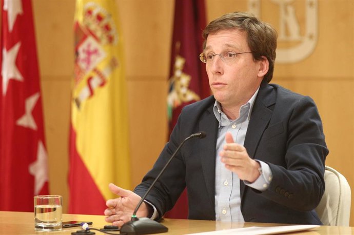 El alcalde de Madrid, José Luis Martínez- Almeida, durante su intervención en la reunión de la Junta de Gobierno de la ciudad de Madrid, en Madrid (España), a 26 de diciembre de 2019.