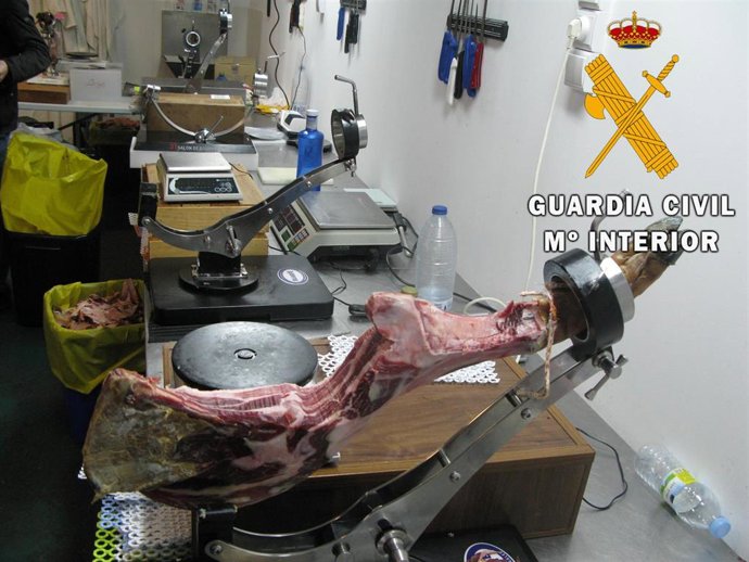 Material incautado en el garaje de Aldeatejada (Salamanca).