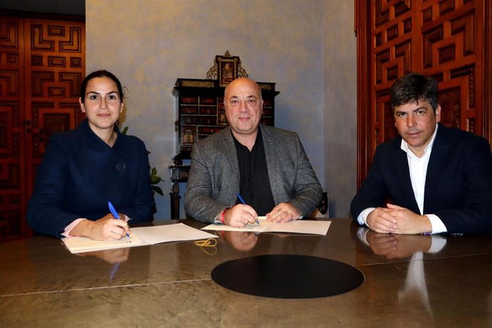 Antonio Ruiz (centro) firma el convenio con el Ayuntamiento de El Carpio