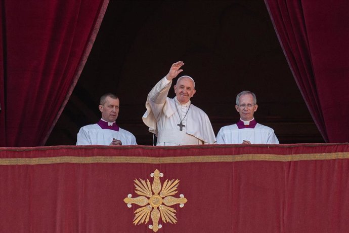 December 25, 2019 - Vatican: Pope Francis waves to faithful and pilgrims after he delivered the Urbi et Orbi