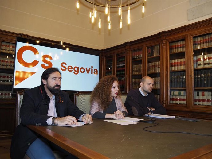 De izquierda a derecha, Francisco Javier García, Noemí Otero y David García-Foj, los concejales de Cs en Segovia.