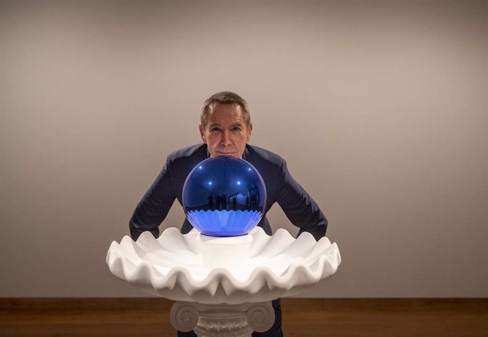 El artista Jeff Koons posa con su pieza 'Gazing Ball (Birdbath)'  durante la presentación de su exposición en el Museo Ashmolean de Oxford, en febrero de 2019.