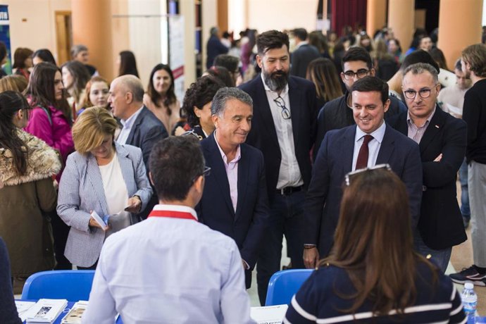 El presidente de la Diputación visita una feria de empleo
