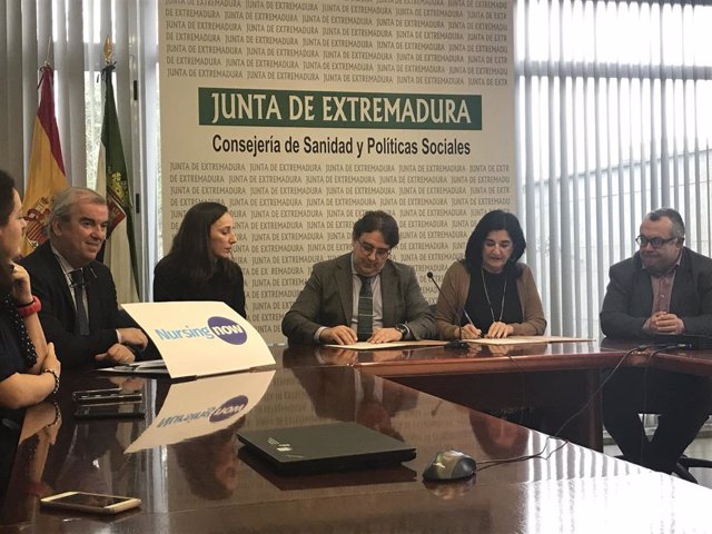 El vicepresidente segundo y consejero de Sanidad y Servicios Sociales de la Junta de Extremadura, José María Vergeles firma el acuero 'Nursing Now' con la presidenta del Colegio de Enfermería de Cáceres, Raquel Rodríguez.