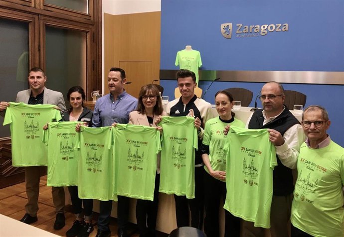 La concejala de Mujer, Igualdad y Juventud, María Antoñanza, el presidente de la Agrupación Atlética Jerónimo Zurita, los presidentes de AFEDAZ y la Asoaición Parkinson Aragón y los corredores, Cristina Espejo y Carlos Mayo