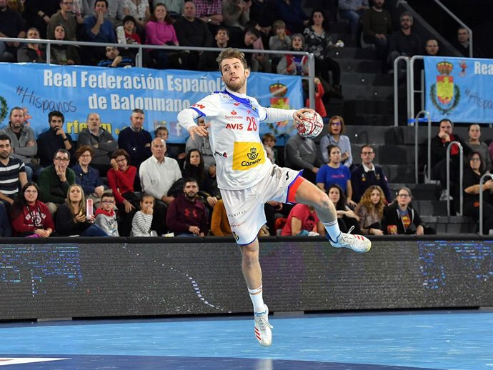 Aleix Gómez jugando con la selección española de balonmano