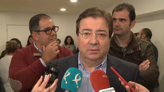 El presidente de la Junta, Guillermo Fernández Vara, atiende a los medios de comunicación