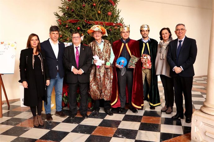 Llamas (segundo por la izda.), junto a los Reyes Magos