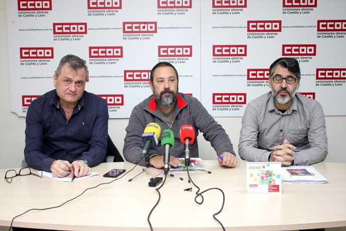 De izda a dcha, Miguel Ángel Brezmes, Javier Moreno y Gonzalo Díez explican la situación de Aleia Roses