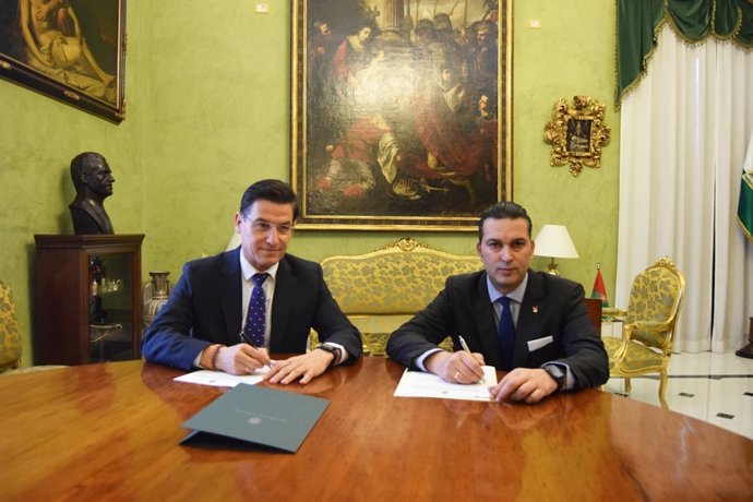 Imagen de la firma del convenio entre el Ayuntamiento de Granada y la Fundación Club Baloncesto Granada