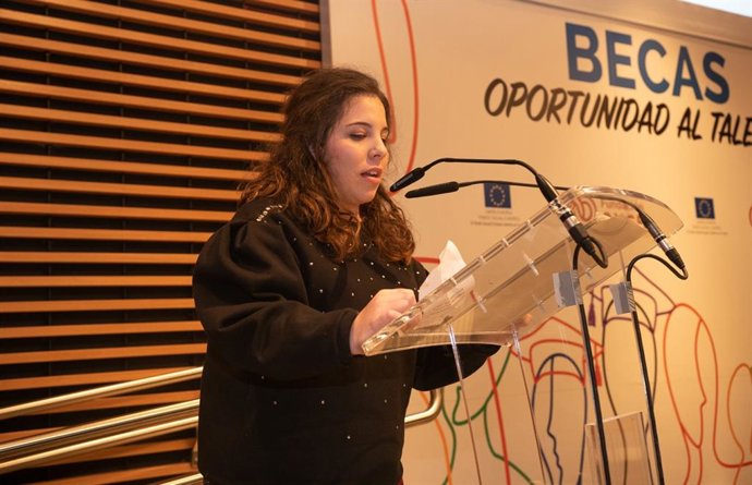 Laura Alvarado, alumna con discapacidad de la Universidad de Oviedo becada, durante el discurso de agradecimiento a la Fundación ONCE.