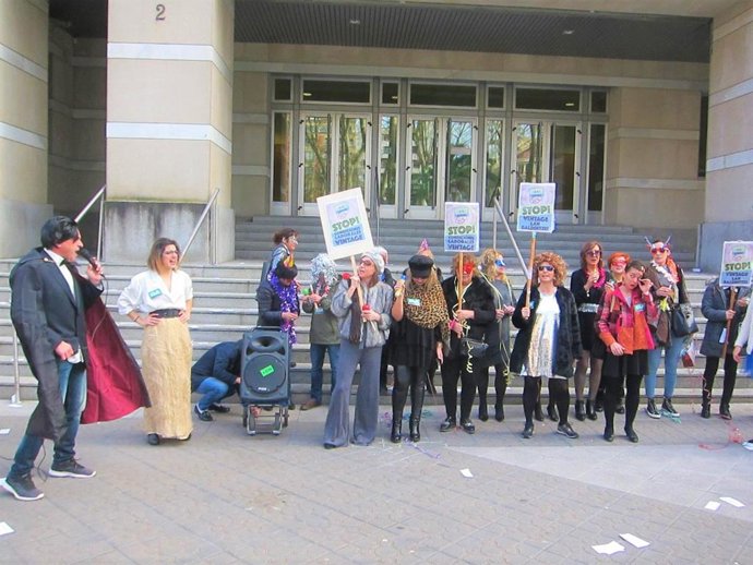 Concentración en Bilbao trabajadores de limpieza de juzgados