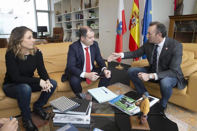 El consejero de Desarrollo Rural, Ganadería, Pesca, Alimentación y Medio Ambiente, Guillermo Blanco, se reúne con el rector de la Universidad Europea del Atlántico, Rubén Calderón