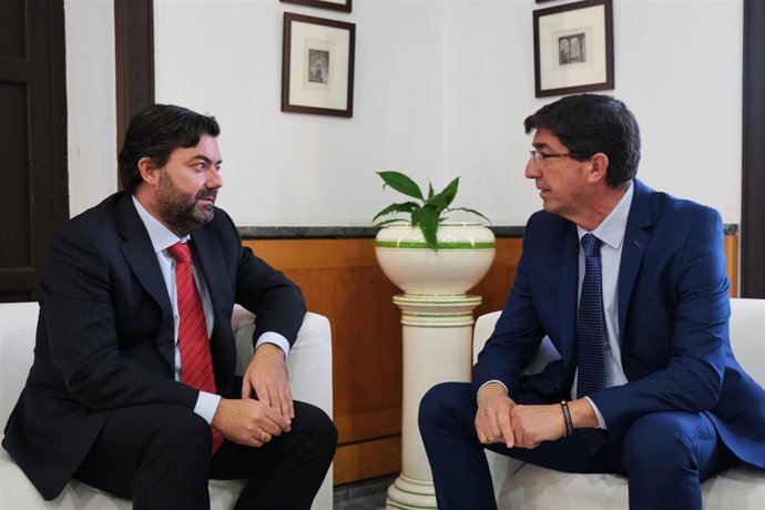 El vicepresidente de la Junta y consejero de Turismo, Regeneración, Justicia y Administración Local, Juan Marín, junto con el Director general de Administración Local, Joaquín López-Sidro.