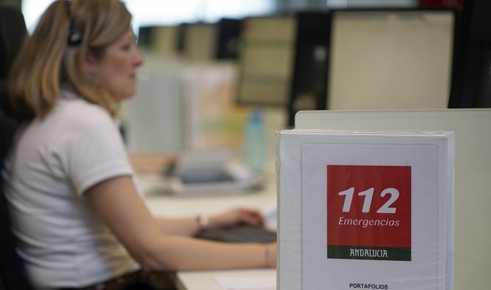Una operadora del sistema de Emergencias 112 Andalucía