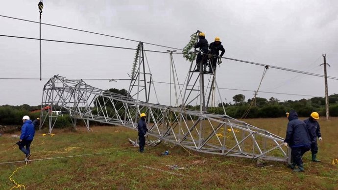 Trabajos de reparación de una torre dañada en Menorca, en octubre de 2018.