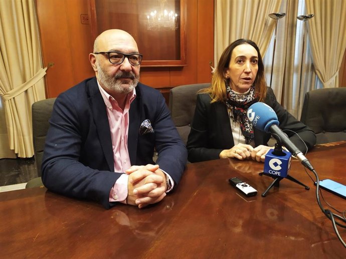 Alejandro Hernández y Paula Badanelli durante la rueda de prensa que han ofrecido en el Ayuntamiento de Córdoba.