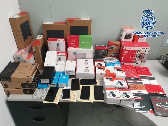 Efectos de electrónica intervenidos por la Policía Nacional a la pareja detenida