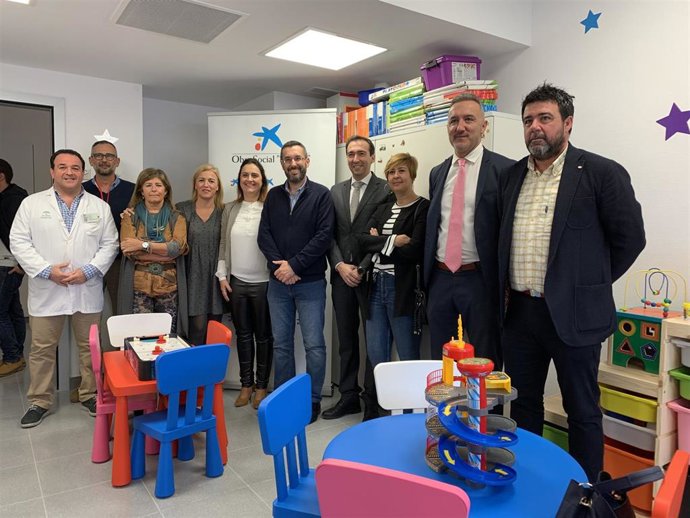 La delegada territorial de Salud y Familias en Cádiz, Isabel Paredes, y la subdelegada de la Junta de Andalucía en el Campo de Gibraltar, Eva Pajares, en la inauguración de la ludoteca del Hospital de La Línea