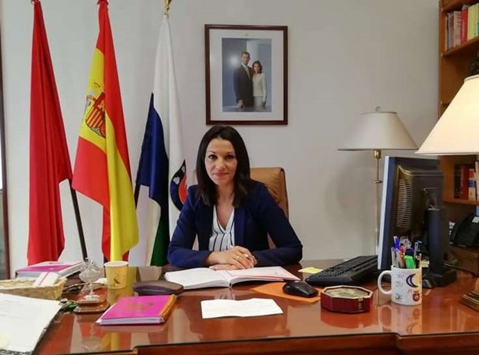 La alcaldesa de San Martín de Valdeiglesias, María Mercedes Zarzalejo Carbajo, en su despacho.