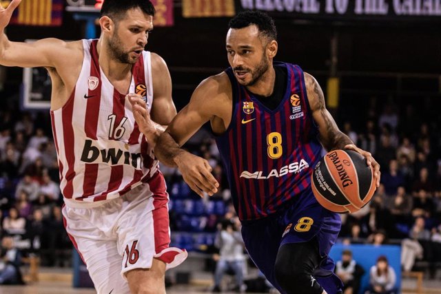 Hanga (Barça) atacando contra el Olympiacos
