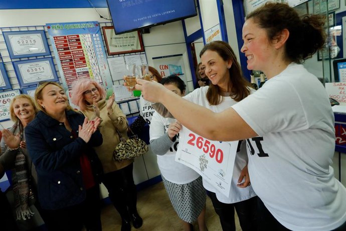 Trabajadoras de la administración de Las Torres de Cotillas (Murcia), celebran que han distribuido parte del número 26590 ('El Gordo') del Sorteo Extraordinario de la Lotería de Navidad, en Las Torres de Cotillas (Murcia, España), a 22 de diciembre de 2